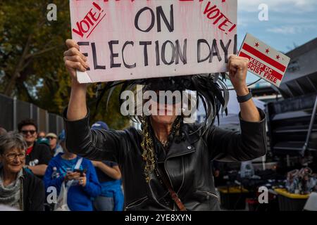 Une personne tient une pancarte avant l'événement de campagne de Kamala Harris sur l'ellipse de la Maison Blanche à Washington, DC, US, mardi, Oct. 29, 2024. dans la dernière semaine précédant le jour des élections, Harris a prononcé son «argument de clôture», un discours dans lequel elle a exposé son plan pour l’Amérique et exhorté les électeurs à «tourner la page» sur le candidat républicain à la présidence, l’ancien président américain Donald Trump. Banque D'Images