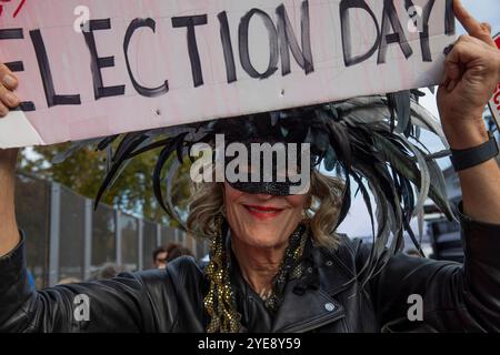 Une personne tient une pancarte avant l'événement de campagne de Kamala Harris sur l'ellipse de la Maison Blanche à Washington, DC, US, mardi, Oct. 29, 2024. dans la dernière semaine précédant le jour des élections, Harris a prononcé son «argument de clôture», un discours dans lequel elle a exposé son plan pour l’Amérique et exhorté les électeurs à «tourner la page» sur le candidat républicain à la présidence, l’ancien président américain Donald Trump. Banque D'Images