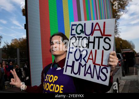 Une personne tient une pancarte avec le texte "droits égaux pour tous les humains" avant l'événement de campagne de Kamala Harris sur l'ellipse de la Maison Blanche à Washington, DC, États-Unis, mardi 29 octobre, 2024. dans la dernière semaine précédant le jour des élections, Harris a prononcé son «argument de clôture», un discours dans lequel elle a exposé son plan pour l’Amérique et exhorté les électeurs à «tourner la page» sur le candidat républicain à la présidence, l’ancien président américain Donald Trump. Banque D'Images