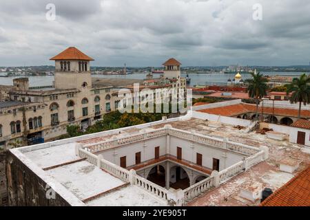 La façade du terminal Sierra Maestra sur la Plaza de San Francisco de Asisi, la Habana (la Havane), Cuba Banque D'Images