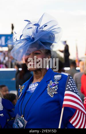 Une personne pose pour des photographies lors de l'événement de campagne du vice-président américain et candidat démocrate Kamala Harris sur l'ellipse de la Maison Blanche à Washington, DC, US, mardi 29 octobre, 2024. dans la dernière semaine précédant le jour des élections, Harris a prononcé son «argument de clôture», un discours dans lequel elle a exposé son plan pour l’Amérique et exhorté les électeurs à «tourner la page» sur le candidat républicain à la présidence et l’ancien président américain Donald Trump. Banque D'Images