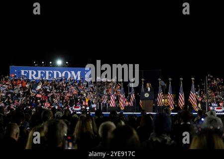 Le vice-président AMÉRICAIN et candidat démocrate Kamala Harris prend la parole lors d'un événement de campagne sur l'ellipse de la Maison Blanche à Washington, DC, États-Unis, mardi 29 octobre, 2024. dans la dernière semaine précédant le jour des élections, Harris a prononcé son «argument de clôture», un discours dans lequel elle a exposé son plan pour l’Amérique et exhorté les électeurs à «tourner la page» sur le candidat républicain à la présidence, l’ancien président américain Donald Trump. Banque D'Images