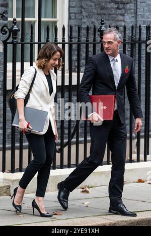 Londres, Royaume-Uni. 30 octobre 2024. Liz Kendall, secrétaire d'État au travail et aux pensions, et Peter Kyle, secrétaire d'État aux Sciences, à l'innovation et à la technologie, quittent le numéro 10 de Downing Street, après avoir assisté à une réunion du Cabinet avant Rachel Reeves, chancelière de l'Échiquier, prononçant son premier discours budgétaire devant les députés à la Chambre des communes. Credit : Stephen Chung / Alamy Live News Banque D'Images