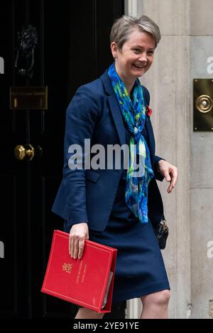 Londres, Royaume-Uni. 30 octobre 2024. Yvette Cooper, ministre de l'intérieur, quitte Downing Street, 10, après avoir assisté à une réunion du Cabinet avant Rachel Reeves, chancelière de l'Échiquier, prononçant son premier discours sur le budget devant les députés à la Chambre des communes. Credit : Stephen Chung / Alamy Live News Banque D'Images