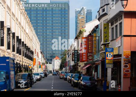 L'hôtel Mercure donne sur l'ensemble des boutiques de la rue de la Mosquée. Proche à pied de Chinatown Precinct. Singapour Banque D'Images