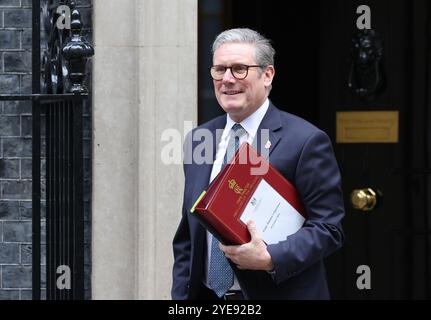 Londres, Royaume-Uni 30 octobre 2024. Le PM Keir Starmer quitte le 10 Downing Street pour la Chambre des communes pour les PMQ le jour du budget de la chancelière Rachel Reeves, après des semaines de spéculation. Crédit : Monica Wells/Alamy Live News Banque D'Images