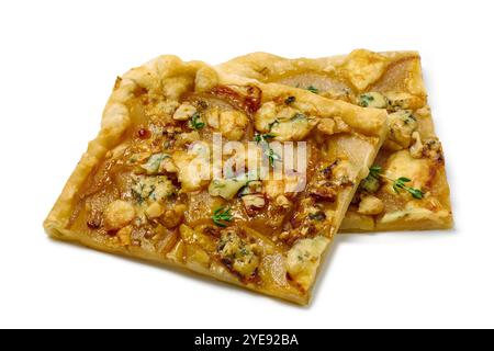Deux morceaux de galette de poire et de fromage bleu isolés Banque D'Images