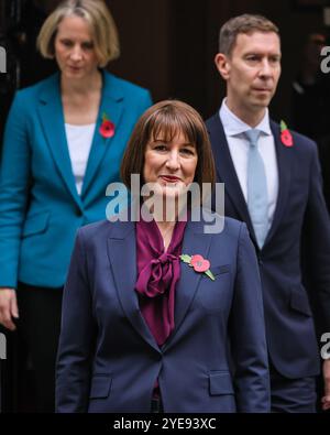 Londres, Royaume-Uni. 30 octobre 2024. Rachel Reeves, chancelière de l'Échiquier du Royaume-Uni, est vue aujourd'hui avec la boîte d'expédition rouge (boîte budgétaire) devant le 11 Downing Street à Westminster, avant de faire sa déclaration budgétaire d'automne à la Chambre des communes plus tard. Elle pose avec son équipe du Trésor. Crédit : Imageplotter/Alamy Live News Banque D'Images