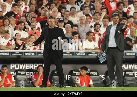 Marcelo Gallardo (G), entraîneur-chef de River plate, et son assistant Matias Biscay gestuel lors de la demi-finale du match de deuxième manche de la CONMEBOL Copa Libertadores entre l’argentin River plate et l’Atletico Mineiro du Brésil, au stade El Monumental de Buenos Aires, le 29 octobre 2024. L’Atletico Mineiro s’est qualifié comme finaliste après avoir remporté 3-0 dans la première manche et tiré 0-0 dans la deuxième manche. La finale aura lieu à Buenos Aires le 30 novembre. Banque D'Images