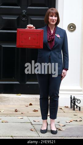 Rachel Reeves, chancelière britannique de l'Échiquier pose pour des photos devant le 11 Downing Street avant de présenter son budget au parlement à Londres. Banque D'Images