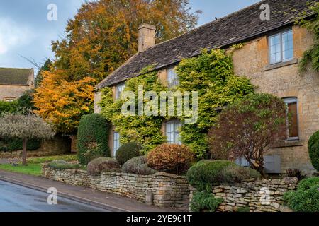 Gîtes à Bourton sur la colline en automne. Cotswolds, Gloucestershire, Angleterre Banque D'Images