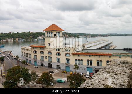 La façade du terminal Sierra Maestra sur la Plaza de San Francisco de Asisi, la Habana (la Havane), Cuba Banque D'Images