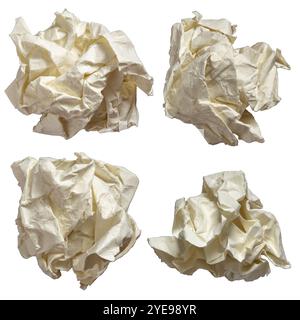 Boules de papier froissées sur fond blanc avec chemin de découpage Banque D'Images