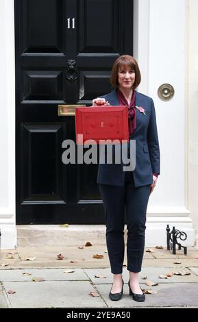 Londres., Royaume-Uni. 30 octobre 2024. Rachel Reeves, chancelière britannique de l'Échiquier, pose pour des photos devant le 11 Downing Street avant de présenter son budget au parlement à Londres. Crédit : SOPA images Limited/Alamy Live News Banque D'Images