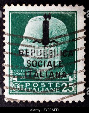 Effigie de Vittorio Emanuele III tournée vers la gauche en vert - émission 'Impériale' surimprimée avec bande ou écriture 1943 1944 - timbre-poste de la République sociale italienne Banque D'Images