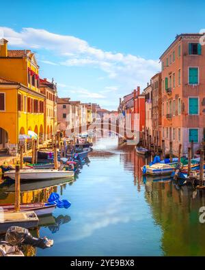 Chioggia ville dans la lagune vénitienne, pont sur le canal. Région de Vénétie, Italie, Europe Banque D'Images