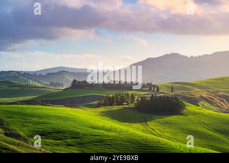 Paysage vallonné de collines à Volterra et Montecatini Val di Cecina en arrière-plan. Province de Pise, région Toscane, Italie Banque D'Images
