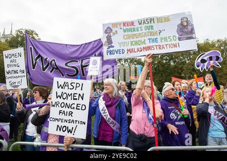 Londres, Angleterre, Royaume-Uni. 30 octobre 2024. Les militants de la WASPI (femmes contre l'inégalité des pensions de l'État) organisent une manifestation sur la place du Parlement à Westminster alors que la chancelière de l'Échiquier Rachel Reeves présente le budget au Parlement, appelant à des dispositions plus équitables en matière de pensions. (Crédit image : © Thomas Krych/ZUMA Press Wire) USAGE ÉDITORIAL SEULEMENT! Non destiné à UN USAGE commercial ! Banque D'Images