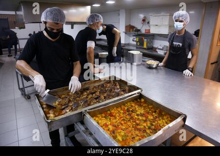 Gaza, Palestine. 29 août 2020. Des centaines de repas sont préparés pour nourrir les gens dans les centres de quarantaine de la ville de Gaza. La semaine dernière, des cas de COVID-19 ont été détectés pour la première fois dans la communauté de la bande de Gaza densément peuplée, suscitant de vives inquiétudes quant au fait que son système de santé, surchargé et sous-doté de ressources, pourrait bientôt être submergé. Les cas de coronavirus ont en effet régulièrement augmenté dans l’enclave côtière assiégée avec la crise sanitaire aggravée par la tension actuelle avec Israël, qui empêche le carburant d’entrer dans Gaza, provoquant de graves pénuries d’électricité Banque D'Images