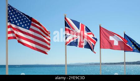 Les drapeaux des États-Unis, de la Grande-Bretagne, de la Suisse et de l'Union européenne au vent sur la côte de Nice, en France Banque D'Images