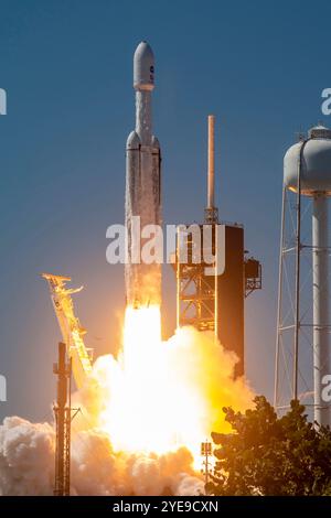 KENNEDY SPACE CENTER, FLORIDE, États-Unis - 14 octobre 2024 - Une fusée SpaceX Falcon Heavy transportant le vaisseau spatial Europa Clipper de la NASA décolle de Launch Co Banque D'Images
