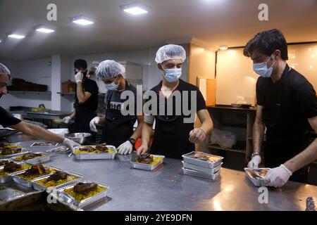 Gaza, Palestine. 29 août 2020. Des centaines de repas sont préparés pour nourrir les gens dans les centres de quarantaine de la ville de Gaza. La semaine dernière, des cas de COVID-19 ont été détectés pour la première fois dans la communauté de la bande de Gaza densément peuplée, suscitant de vives inquiétudes quant au fait que son système de santé, surchargé et sous-doté de ressources, pourrait bientôt être submergé. Les cas de coronavirus ont en effet régulièrement augmenté dans l’enclave côtière assiégée avec la crise sanitaire aggravée par la tension actuelle avec Israël, qui empêche le carburant d’entrer dans Gaza, provoquant de graves pénuries d’électricité Banque D'Images