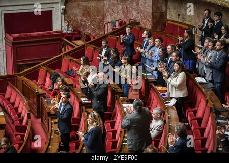 Paris, France. 30 octobre 2024. Les députés français de la coalition de gauche "NFP" applaudissent lors d'une séance de questions au gouvernement à l'Assemblée nationale à Paris le 30 octobre 2024. Photo de Firas Abdullah/ABACAPRESS. COM Credit : Abaca Press/Alamy Live News Banque D'Images