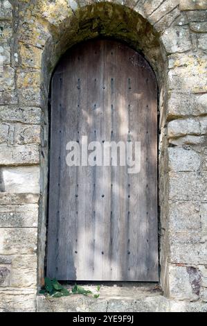 Une porte en bois rustique fermée dans un mur rustique. Banque D'Images