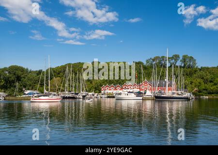 Bateaux dans la marina Dyvig Bro et hôtel sur la rive nord de Dyvig Bugt, île ALS, sud du Danemark Banque D'Images