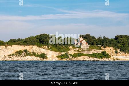 Stevns Klint falaise côte avec la vieille église de Højerup en Zélande du Sud, Danemark Banque D'Images