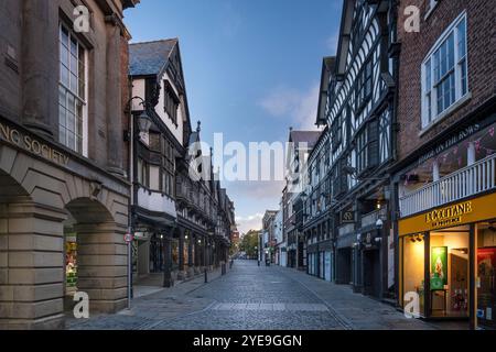 Les rues commerçantes médiévales à colombages Northgate Shopping Rows sur Northgate Street, Chester, Cheshire, Angleterre, Royaume-Uni Banque D'Images