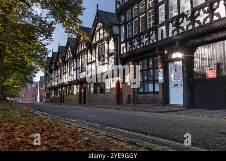 Le bois encadrait neuf maisons en automne, Park Street, Chester, Cheshire, Angleterre, ROYAUME-UNI Banque D'Images