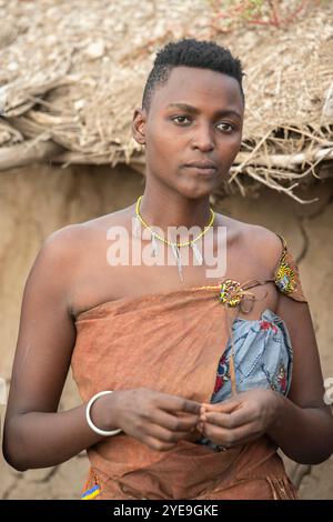 Femme Datooga avec des bijoux traditionnels près du lac Eyasi, Tanzanie ; Tanzanie Banque D'Images