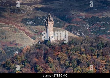 Le National Wallace Monument sur Abbey Craig soutenu par les Ochil Hills en automne, Stirling, Stirlingshire, Écosse, Royaume-Uni Banque D'Images