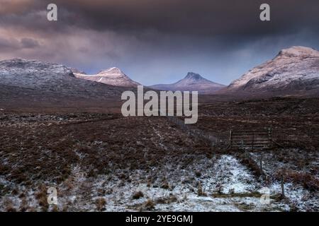 Assynt Mountains en hiver, Beinn an Eoin, Stac Pollaidh & Cul Beag, Assynt-Coigach National Scenic Area, Sutherland, Highlands écossais, Écosse, Royaume-Uni Banque D'Images