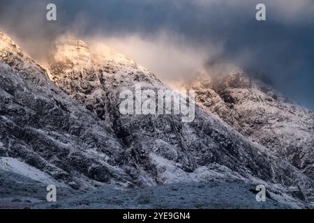 Les montagnes de la crête d'Aonach Eagach en hiver avec Stob Coire Leith, Merall Dearg et Am Bodach, Glencoe, Highlands écossais, Écosse, Royaume-Uni Banque D'Images