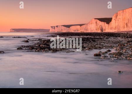 Les falaises de craie de Seven Sisters au coucher du soleil, Birling Gap, South Downs National Park, East Sussex, Angleterre, Royaume-Uni Banque D'Images