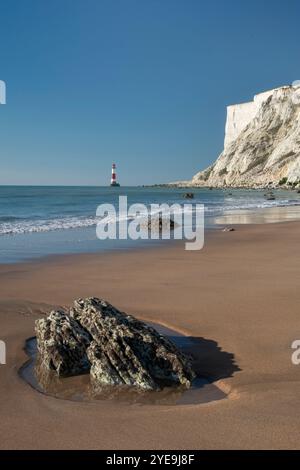 Beachy Head Lighthouse et Beachy Head White Chalk Cliffs, Beachy Head, près d'Eastbourne, South Downs National Park, East Sussex, Angleterre, Royaume-Uni Banque D'Images