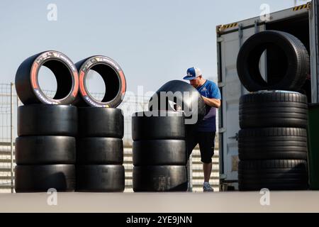 michelin, technicien, portrait, michelin, pneus, pneus, pendant les 8 heures 2024 de Bahreïn. , . Championnat du monde FIA d'Endurance, du 31 octobre au 2 novembre 2024 sur le circuit international de Bahreïn à Sakhir, Bahreïn - photo Frédéric le Floc'h/DPPI crédit : DPPI Media/Alamy Live News Banque D'Images