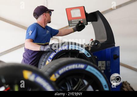 michelin, technicien, portrait, michelin, pneus, pneus, pendant les 8 heures 2024 de Bahreïn. , . Championnat du monde FIA d'Endurance, du 31 octobre au 2 novembre 2024 sur le circuit international de Bahreïn à Sakhir, Bahreïn - photo Frédéric le Floc'h/DPPI crédit : DPPI Media/Alamy Live News Banque D'Images