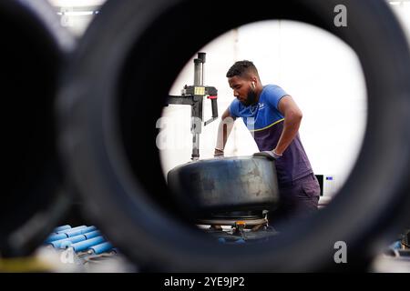 michelin, technicien, portrait, michelin, pneus, pneus, pendant les 8 heures 2024 de Bahreïn. , . Championnat du monde FIA d'Endurance, du 31 octobre au 2 novembre 2024 sur le circuit international de Bahreïn à Sakhir, Bahreïn - photo Frédéric le Floc'h/DPPI crédit : DPPI Media/Alamy Live News Banque D'Images