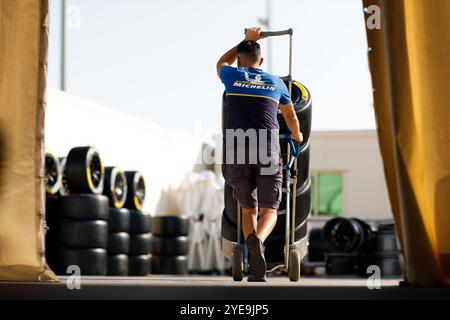 michelin, technicien, portrait, michelin, pneus, pneus, pendant les 8 heures 2024 de Bahreïn. , . Championnat du monde FIA d'Endurance, du 31 octobre au 2 novembre 2024 sur le circuit international de Bahreïn à Sakhir, Bahreïn - photo Frédéric le Floc'h/DPPI crédit : DPPI Media/Alamy Live News Banque D'Images