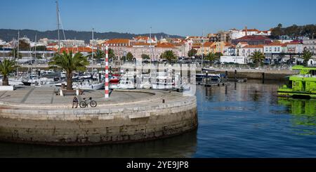 Vue de Setubal à travers l'eau jusqu'à Costa de Gale, Portugal ; Setubal, Portugal Banque D'Images