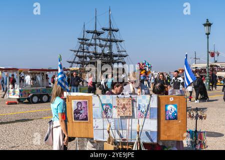 Tourisme ensoleillé à Thessalonique. Les touristes se rassemblent sous un ciel bleu clair Banque D'Images