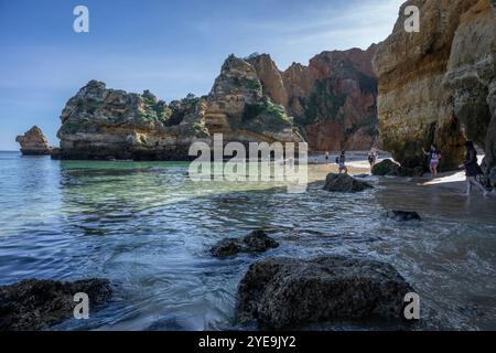 Les touristes apprécient la belle eau tranquille à côté des piles de mer à la Ponta da Piedade le long de la côte atlantique du Portugal ; Lagos, Faro, Portugal Banque D'Images