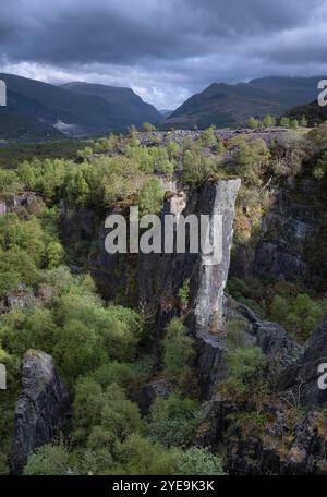 Glyn Rhonwy désutilisa la carrière de Slate soutenue par le col de Llanberis au printemps, près de Llanberis, Eryri ou Snowdonia National Park, dans le nord du pays de Galles, au Royaume-Uni Banque D'Images