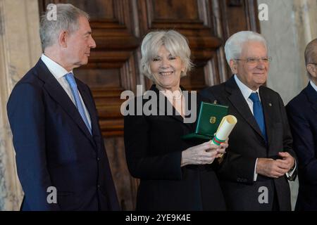 Italie, Rome, 30 octobre 2024 : Palais du Quirinal, cérémonie de remise des honneurs du Chevalier de l'ordre 'au mérite du travail'. Photo (l) Adolfo Urso, ministre de l'entreprise et du Made in Italy, Caterina Caselli, record producteur et Sergio Mattarella Président de la république italienne photo © Stefano Carofei/Sintesi/Alamy Live News Banque D'Images