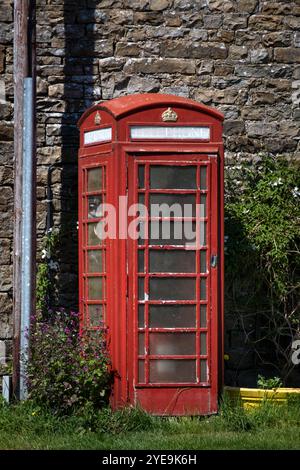 Une boîte téléphonique rouge K6 dans le village de Thwaite, Swaledale, Yorkshire Dales National Park, Yorkshire, Angleterre, Royaume-Uni Banque D'Images