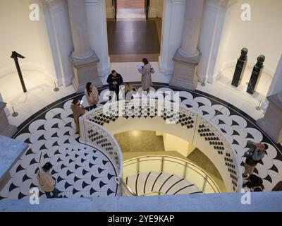 Escalier en colimaçon vu d'un point de vue à l'intérieur d'un musée d'art à Londres, Royaume-Uni ; Londres, Angleterre Banque D'Images