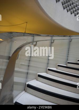Escalier en colimaçon sous la rotonde d'un musée d'art moderne à Londres, Royaume-Uni. C'est la Tamise face à l'entrée ; Londres, Angleterre Banque D'Images